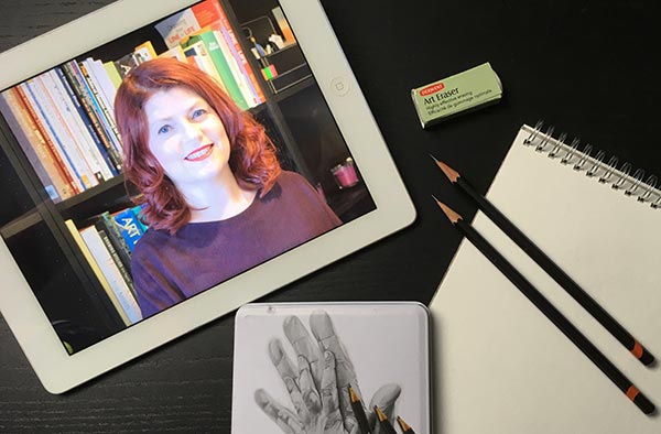 Изображение Синди Уайдер на Ipad с блокнотом для рисования и карандашами